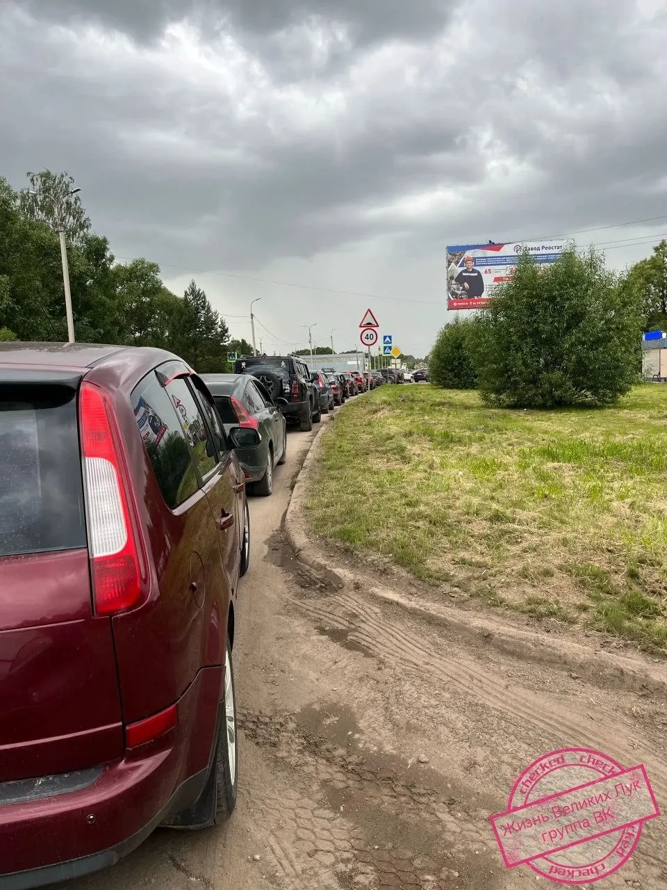 На автозаправке на улице Дружбы образовалась большая пробка: местные сообщают, что там ещё доступен 95‑й бензин.
