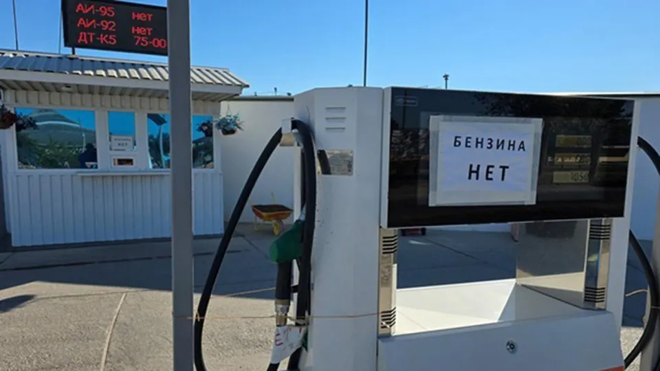 В Севастополе вводят продажу топлива по QR‑кодам и сохраняют лимиты — на фоне режима ЧС в Крыму из‑за дефицита топлива и перебоев с энергоснабжением.