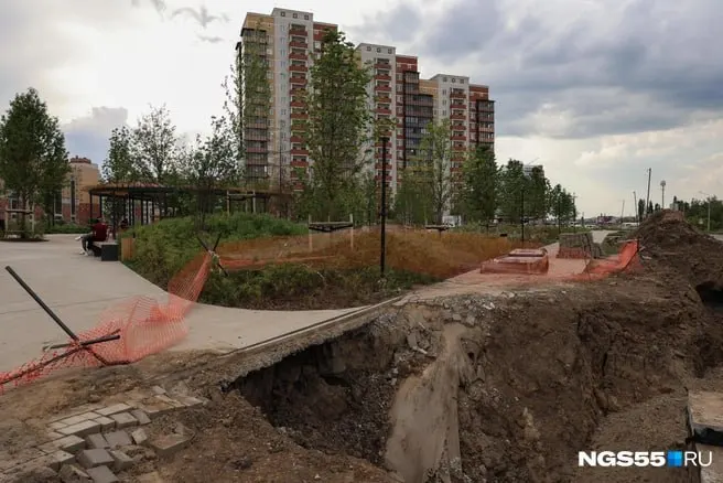 После достройки в октябре 2025 года сквер у G‑Drive Арены быстро пришёл в запущенное состояние: глубокие ямы, недоделки и пустующие зоны. Фоторепортаж о том, как выглядят общественные территории вне центральных улиц.
