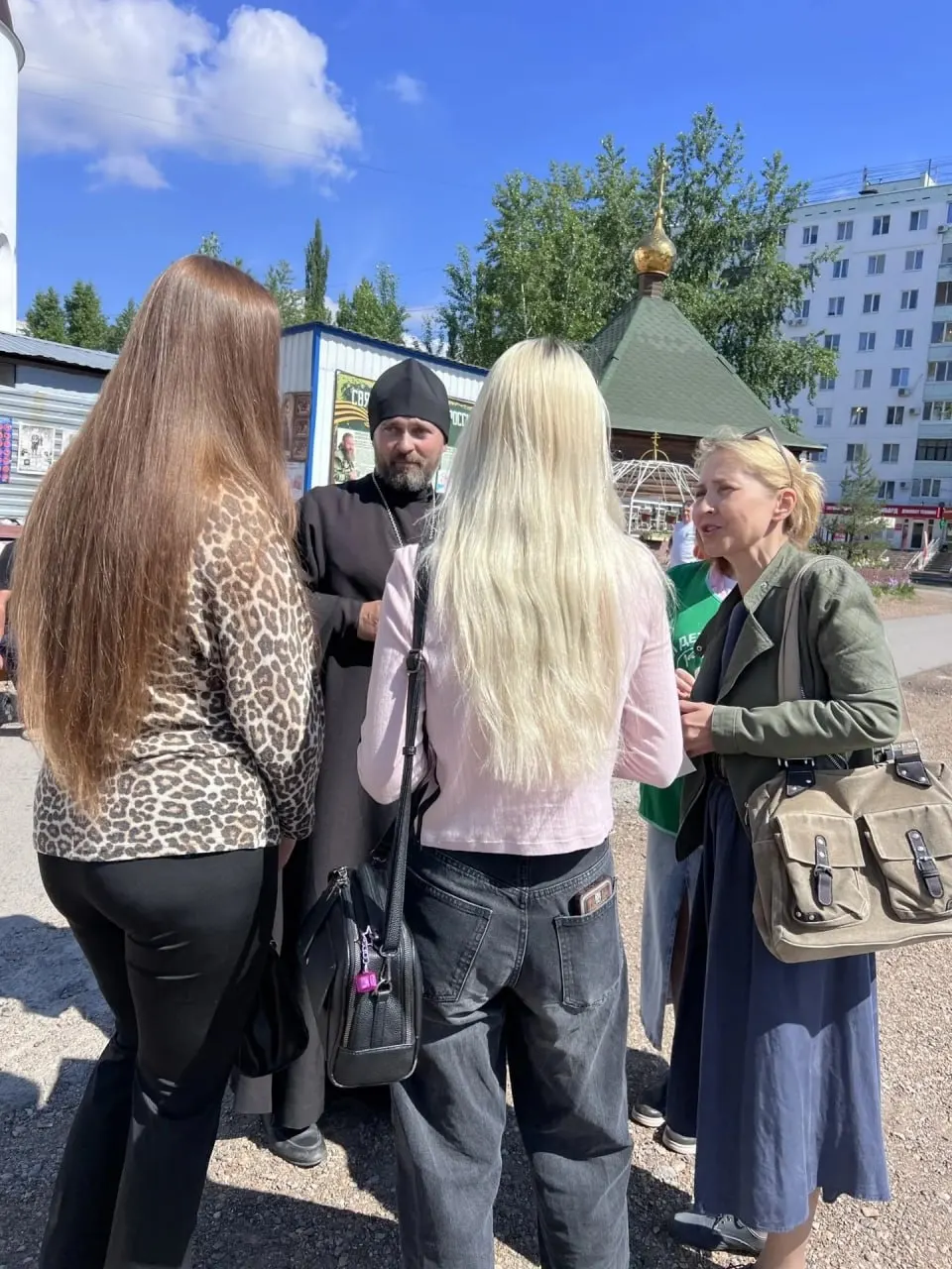 В храме Уфы провели акцию, приуроченную ко Дню защиты детей: раздавали буклеты о материнстве, общались с настоятелем и организовали выставку с фразами от имени нерождённых детей.