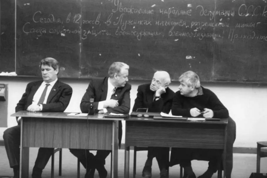 Межрегиональная депутатская группа, основанная в Москве в июне 1989 года, объединила сотни народных депутатов и стала важным этапом на пути к формированию оппозиционных политических сил в позднем Советском Союзе.