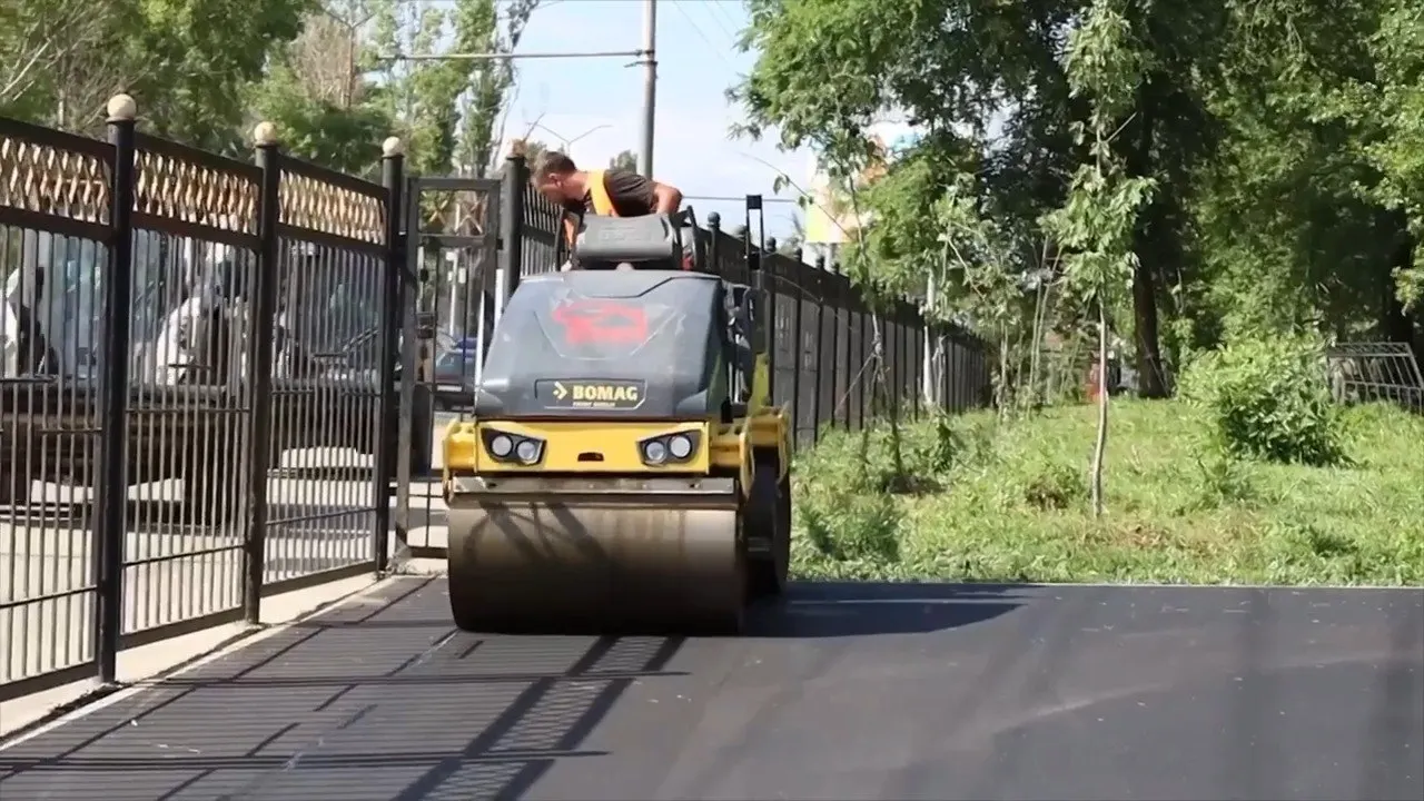 В Ленинском районе асфальтируют тротуары, устанавливают архитектурные формы, монтируют детскую площадку и восстанавливают систему автополива — работы идут под контролем стройнадзора.