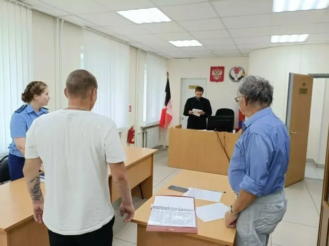 Мировой судья в Глазове прекратил уголовное преследование 45‑летнего мужчины по статье об умышленном причинении лёгкого вреда здоровью после того, как он заключил контракт с Минобороны и был награждён; решение принято в рамках статьи 78.1 УК РФ, введённой в марте 2024 года.