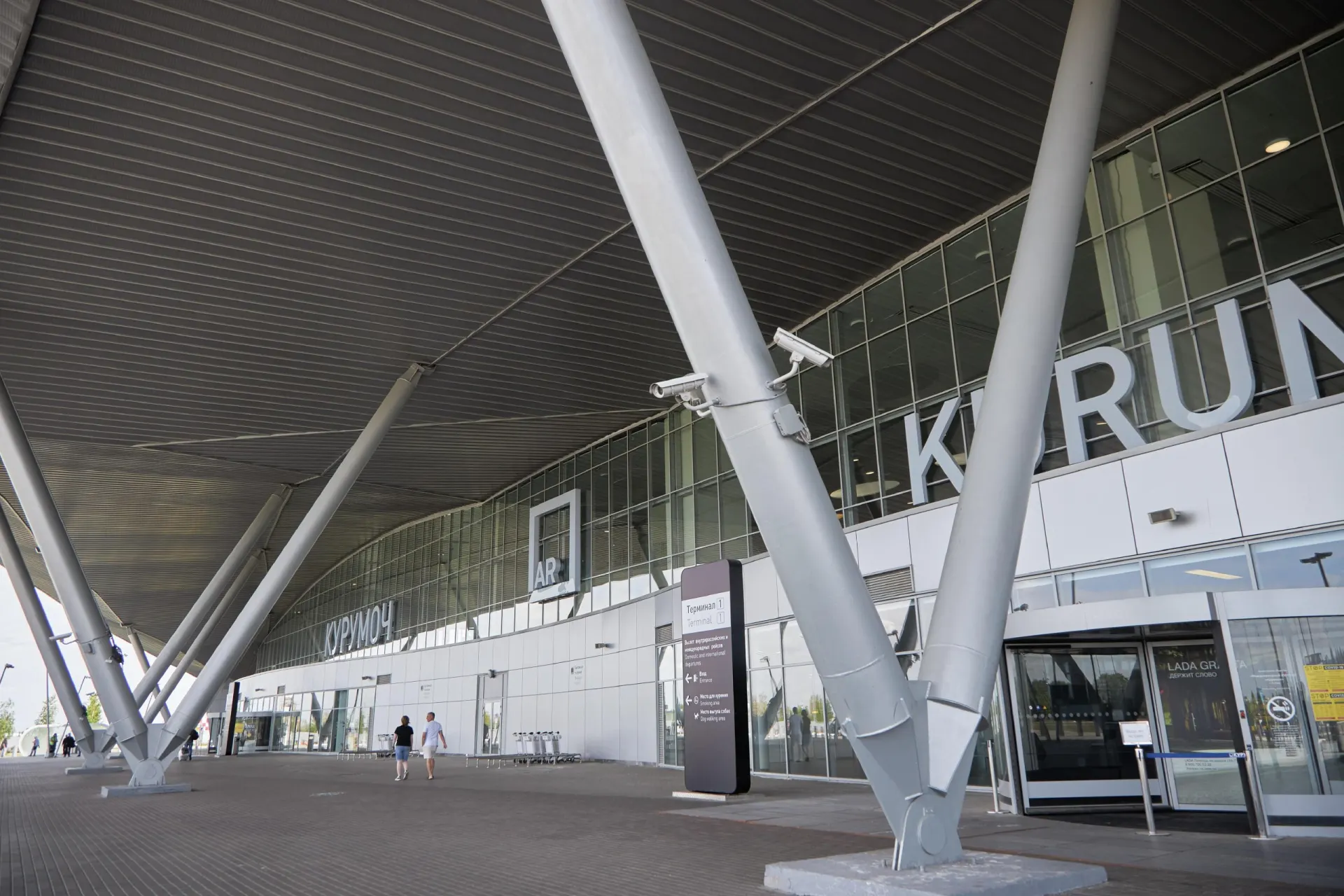 Пассажиры вынужденно остались в аэропорту Курумоч после высадки в Самаре: они ждут помощи и находятся без питания.