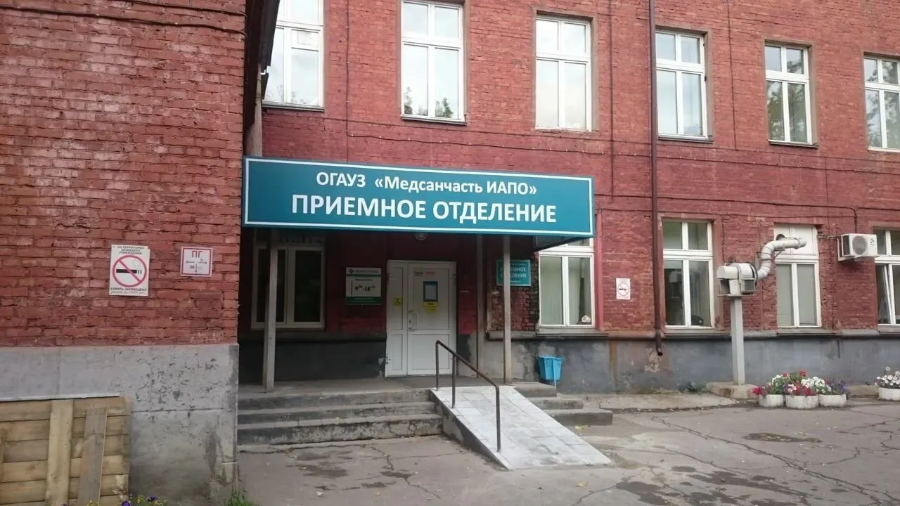 28‑летнюю женщину и её неродившегося ребёнка доставили в родильное отделение Иркутска; после смерти родственники обвинили медперсонал, следственные органы проводят проверку.