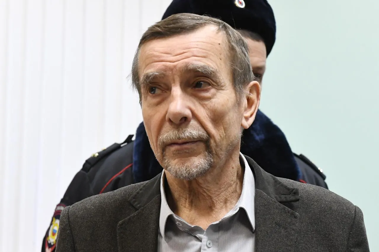 В Хорошевском суде началось заочное рассмотрение уголовного дела против 84‑летнего правозащитника: ему вменяют организацию деятельности признанной «нежелательной» структуры и публикацию материалов без пометки «иностранный агент».