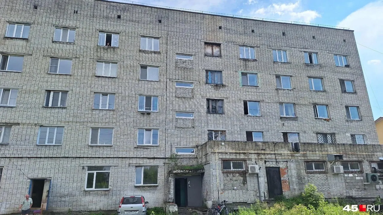 Госжилинспекция и городская прокуратура проверили общежитие на ул. Бажова, 67: выявлены нарушения состояния кровли и электроснабжения, материалы направлены в прокуратуру для реагирования.