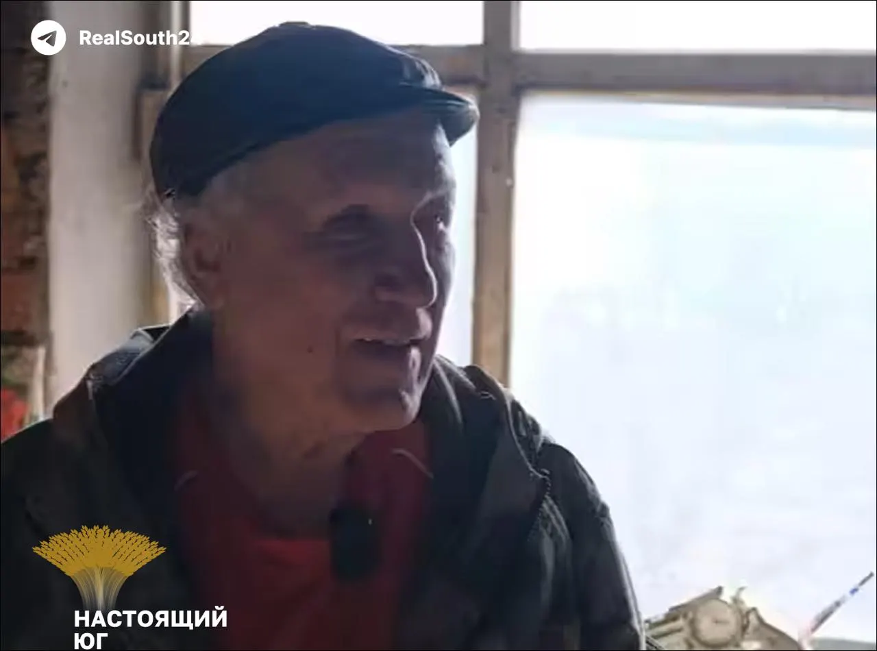 Пенсионер из хутора Паркшеев много лет пытается оформить дом, чтобы подключить газ, но из‑за того, что дом стоит на стыке трёх районов, чиновники перекладывают ответственность, а суды и прокуратура не защищают его права.