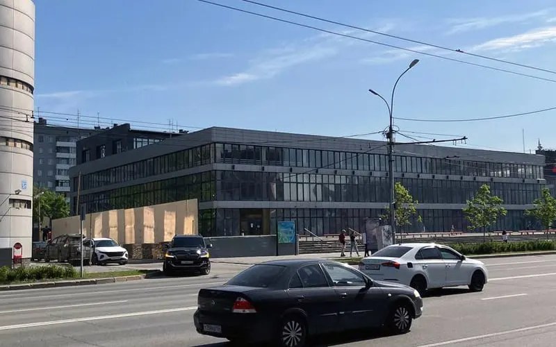 Вокруг ЦУМа в Новосибирске установили ограждения и приступили к демонтажу стилобата — на месте планируют возвести три секции жилого комплекса до 33 этажей. Застройщиком значится компания, связанная с экс‑депутатом Владиславом Савельевым; проект оценивают в 4,75 млрд рублей, сдача намечена на 2030–2031 годы.