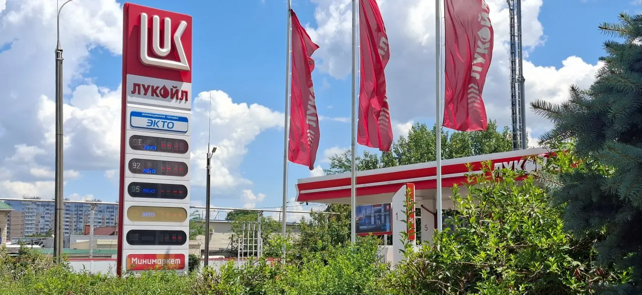 В районе улицы Российской на востоке Краснодара посетили три автозаправки — на всех колонках топлива не оказалось. Поставки ожидаются в последние дни июня, но сроки в сетях разные.