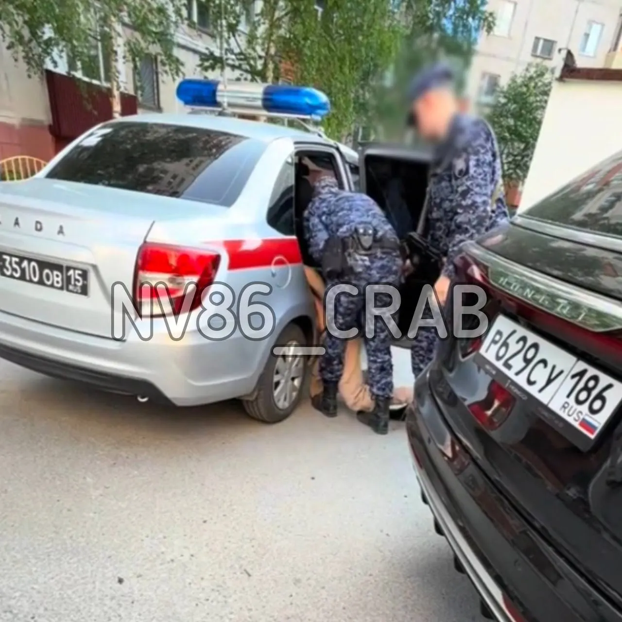 Во дворах подростка остановили из‑за отсутствия прав — силовики посчитали машину угнанной. Видео инцидента появилось в сети, но его автор просит удалить запись, опасаясь последствий.