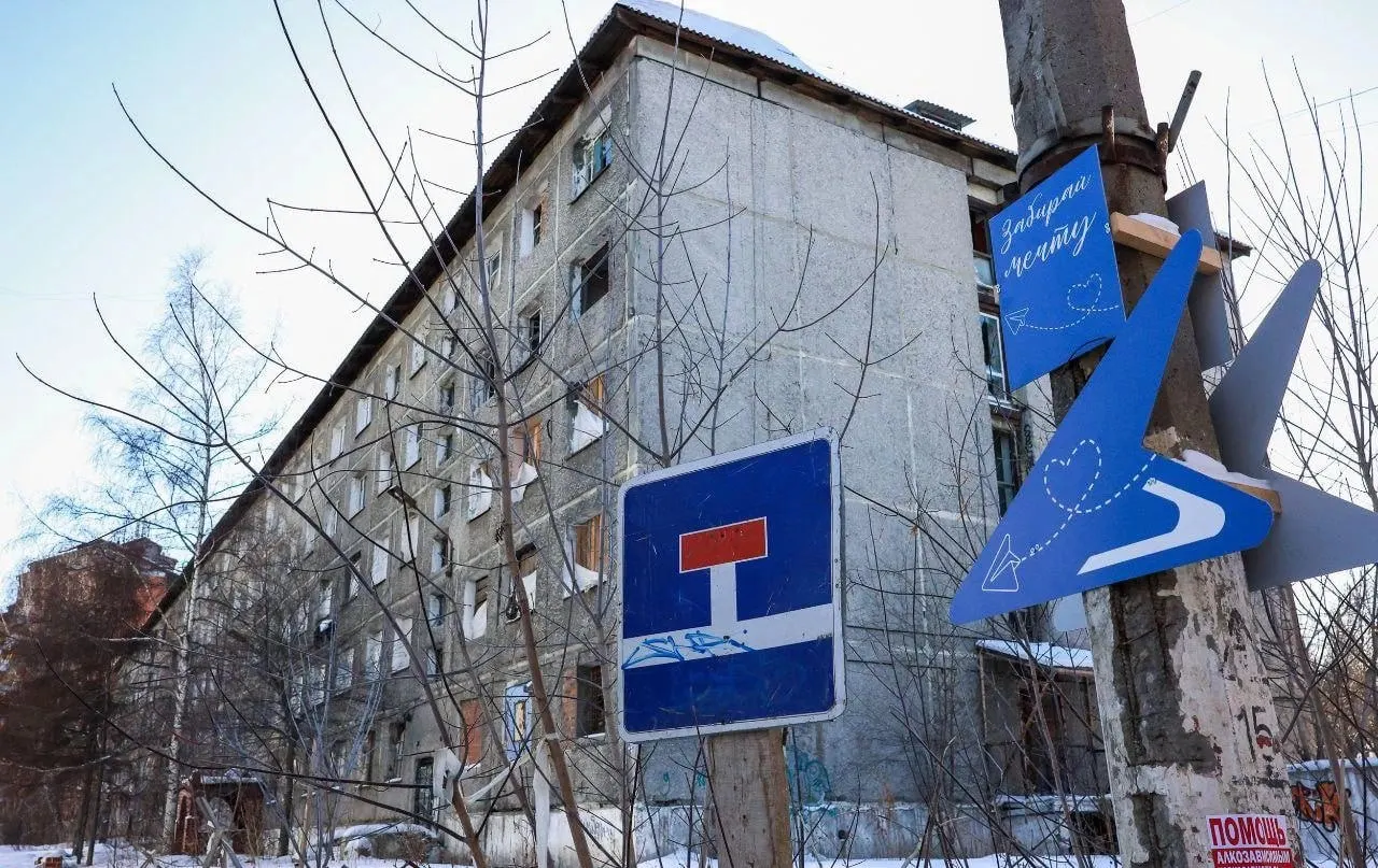 Пятиэтажное панельное общежитие площадью 7,2 тыс. м² и участок около 0,6 га выставлены как инвестиционный объект — цена около 98 млн рублей. Рассказ о владельцах, предыдущих попытках продажи и истории расселения жильцов.