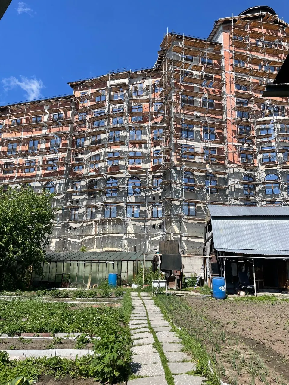 Жильцы дома на Красноармейской уже четыре дня остаются без воды: при рытье ямы рядом с их забором был повреждён частный водопровод. Работы выполняет подрядчик застройщика, сроки восстановления пока неизвестны.