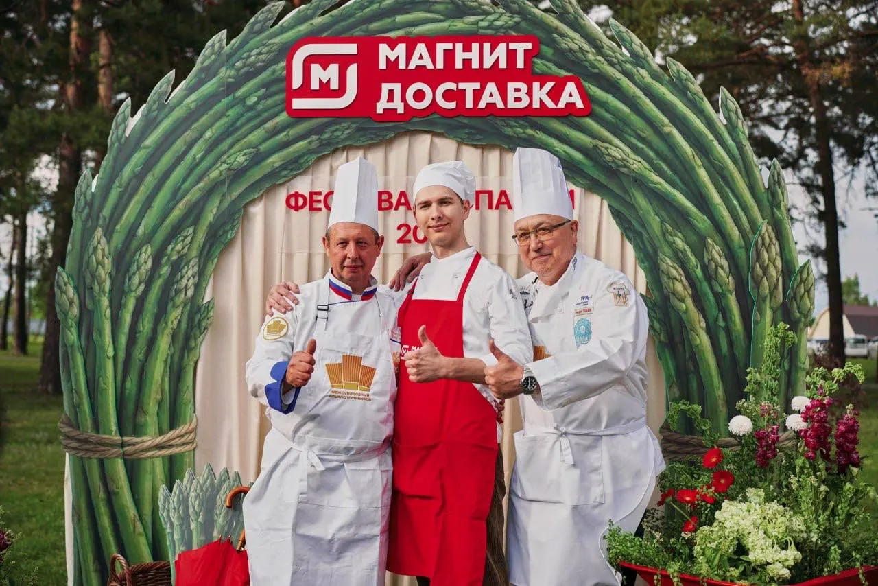 На традиционном фестивале спаржи в Коломне приготовили 222 литра супа: результат официально занесли в книгу рекордов России, а блюдо бесплатно раздали гостям.