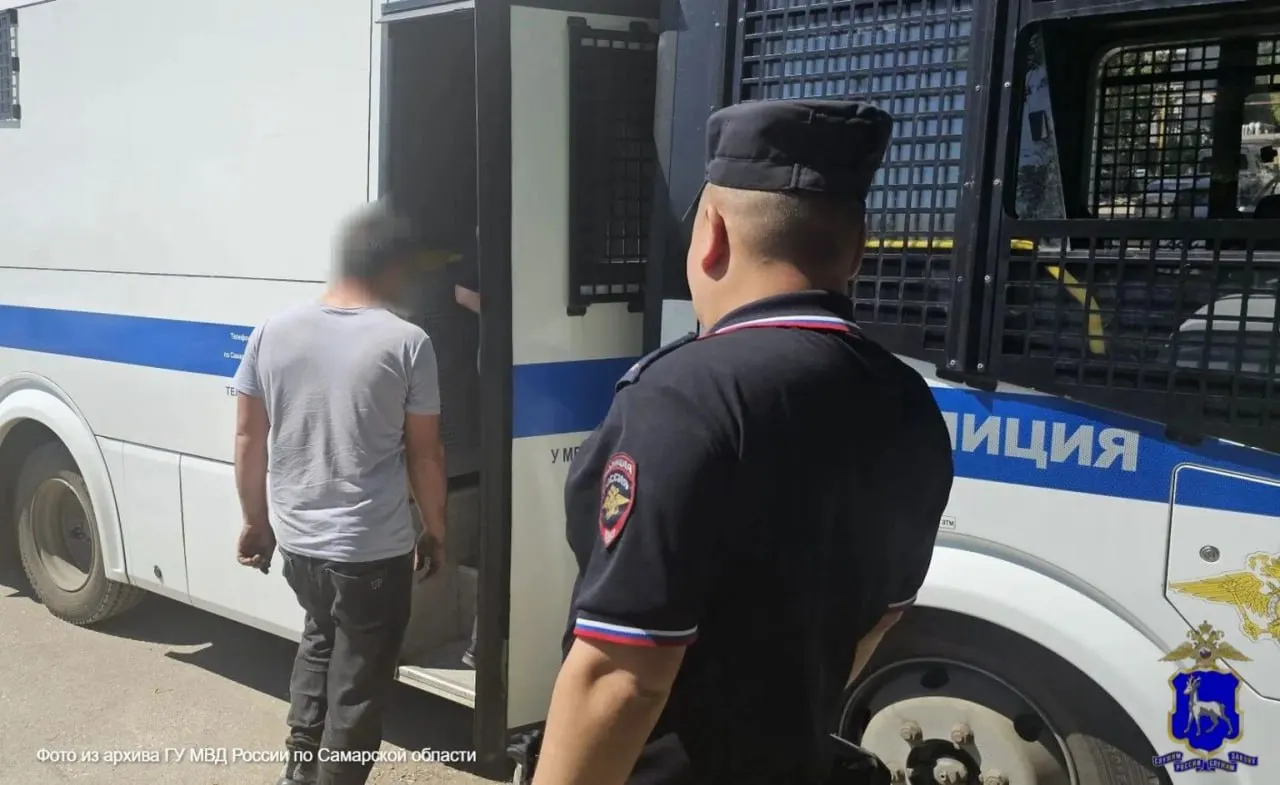 37-летнему мужчине вменяют «мелкое хулиганство»: он демонстрировал половой орган на улице, позже явился в отдел полиции и объяснил, что был пьян.