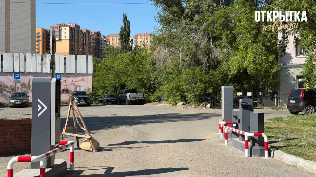 На площадке у торгового центра, где раньше бесплатно оставляли машины и проводили ярмарки, устанавливают шлагбаум и терминалы — парковка становится платной.