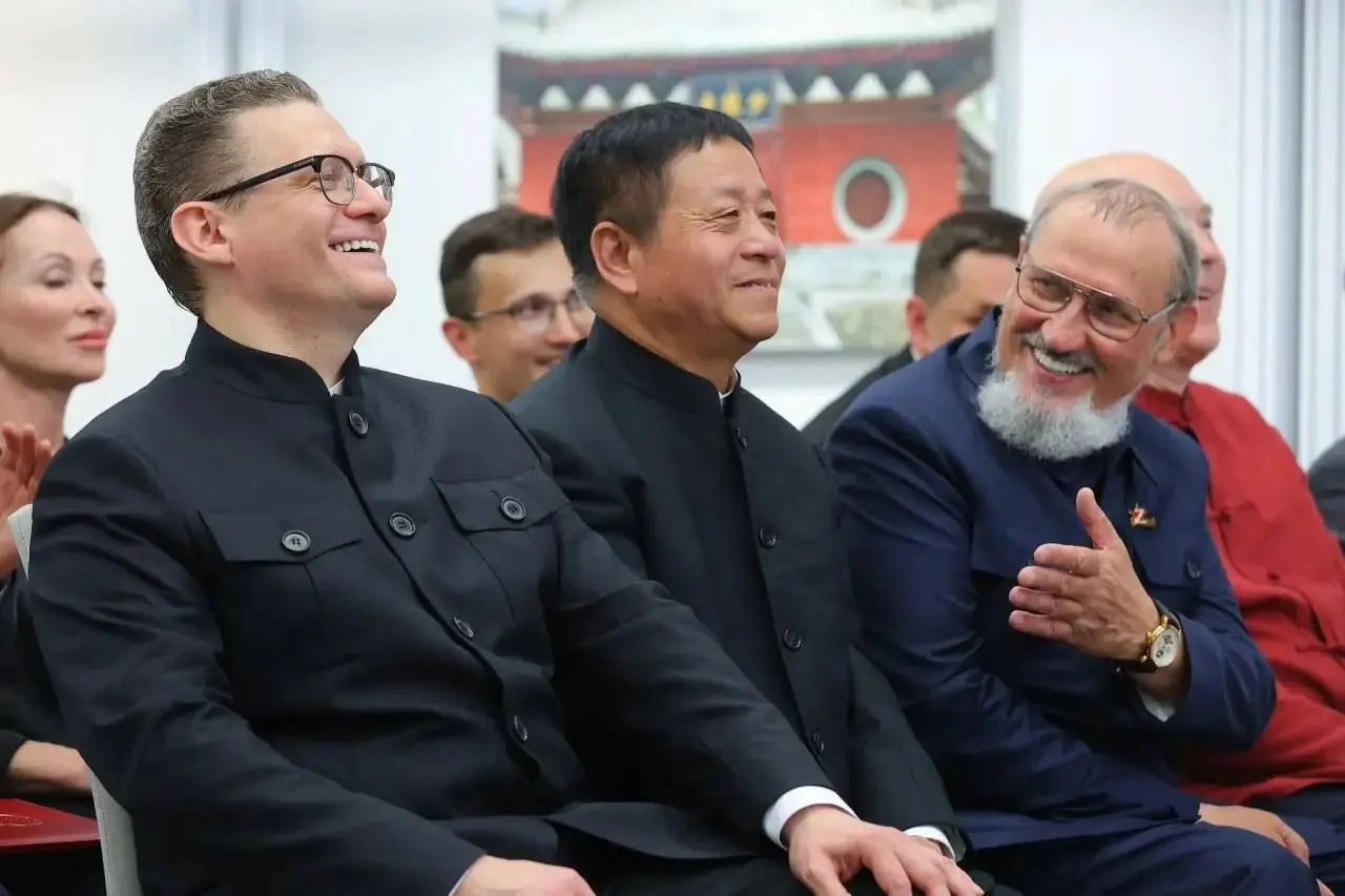 Губернатор демонстрирует сближение с Китаем — новый музей и фестиваль боевых искусств. Но на фоне этого возникает вопрос: почему у города нет современного музея, который собрал бы русскую культуру в цельный интерактивный нарратив?