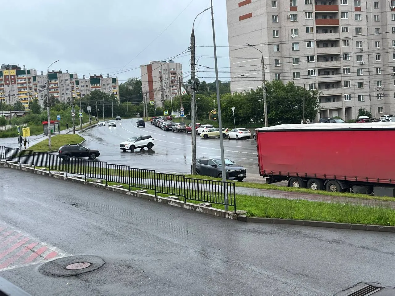 Автомобили растянулись на всю улицу: жители сообщают о больших очередях на большинстве АЗС, где ещё есть бензин.