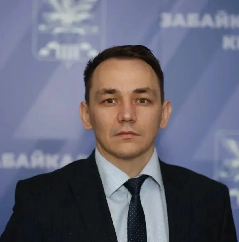 Емелюков получил пост и.о. заместителя председателя правительства Забайкальского края по строительству. Врио министра Иркутской области — первый заместитель Алексей Изотов.