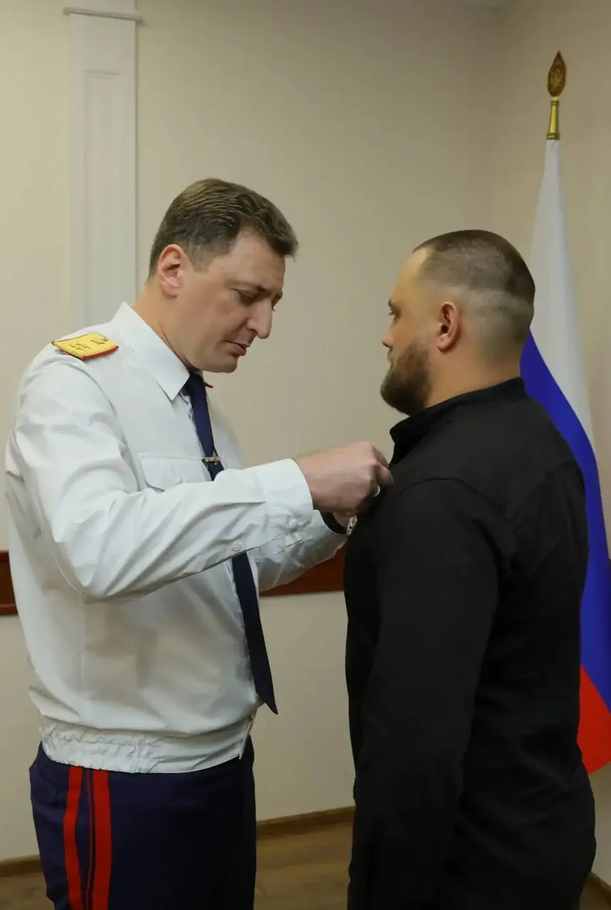 Мужчина связал нападавшего и удерживал его до приезда полиции после резни в торговом центре на Западном обходе: одна женщина погибла, ещё пятеро ранены. За смелость ему вручили ведомственную медаль и премию в один миллион рублей.