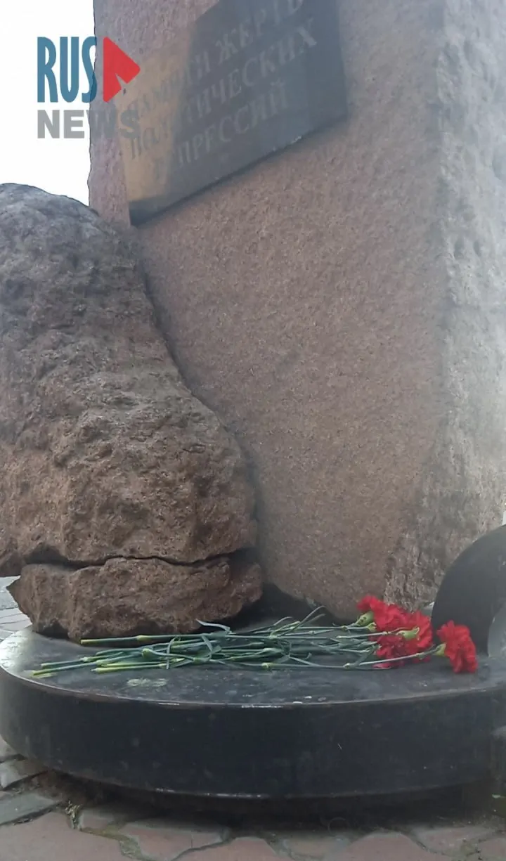 Неравнодушные жители Красноярска возложили цветы к памятнику жертвам политических репрессий в память об Алексее Навальном — 4 июня ему могло бы исполниться 50 лет.