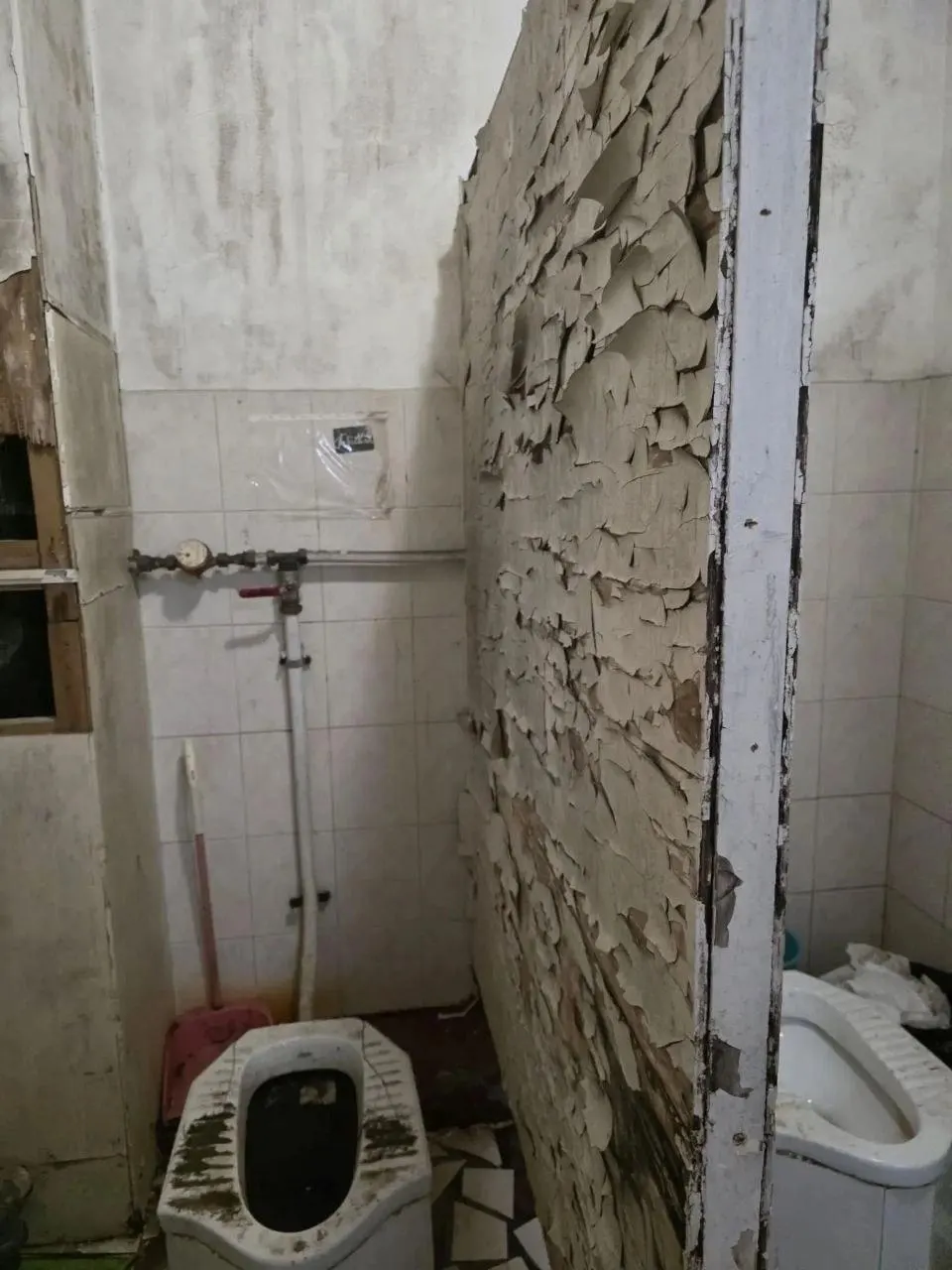 Местный блогер показал фотографии уборной в здании следственного комитета Владивостока: запах плесени, следы канализации и необходимость ремонта. Запрос в пресс‑службу региона остался без ответа.