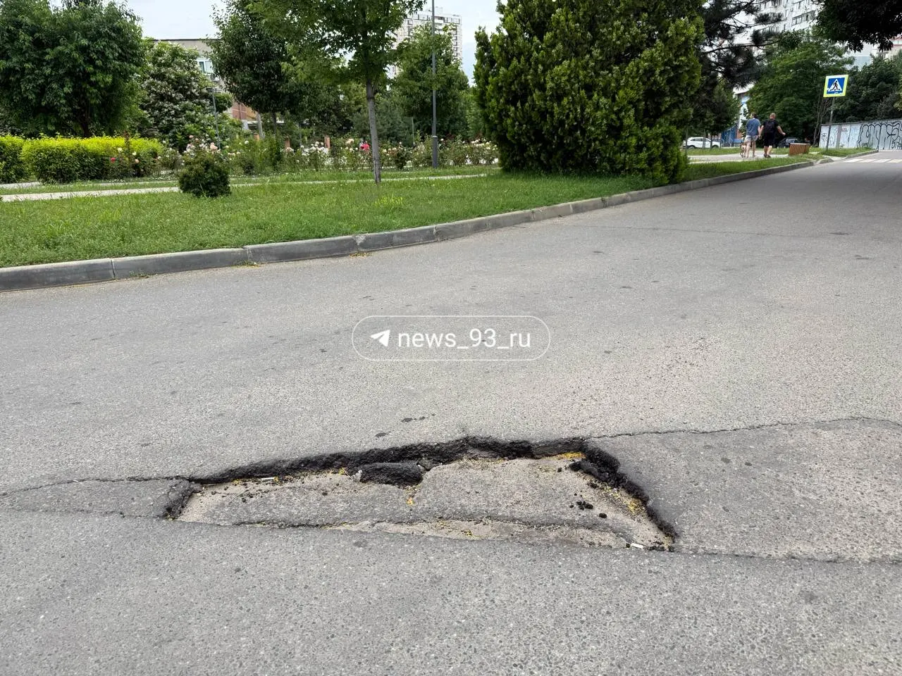 Дорога, построенная в 2020 году, покрыта заплатами и глубокими выбоинами. Рядом три школы, жители просят установить искусственные неровности, власти отвечают, что нет средств.