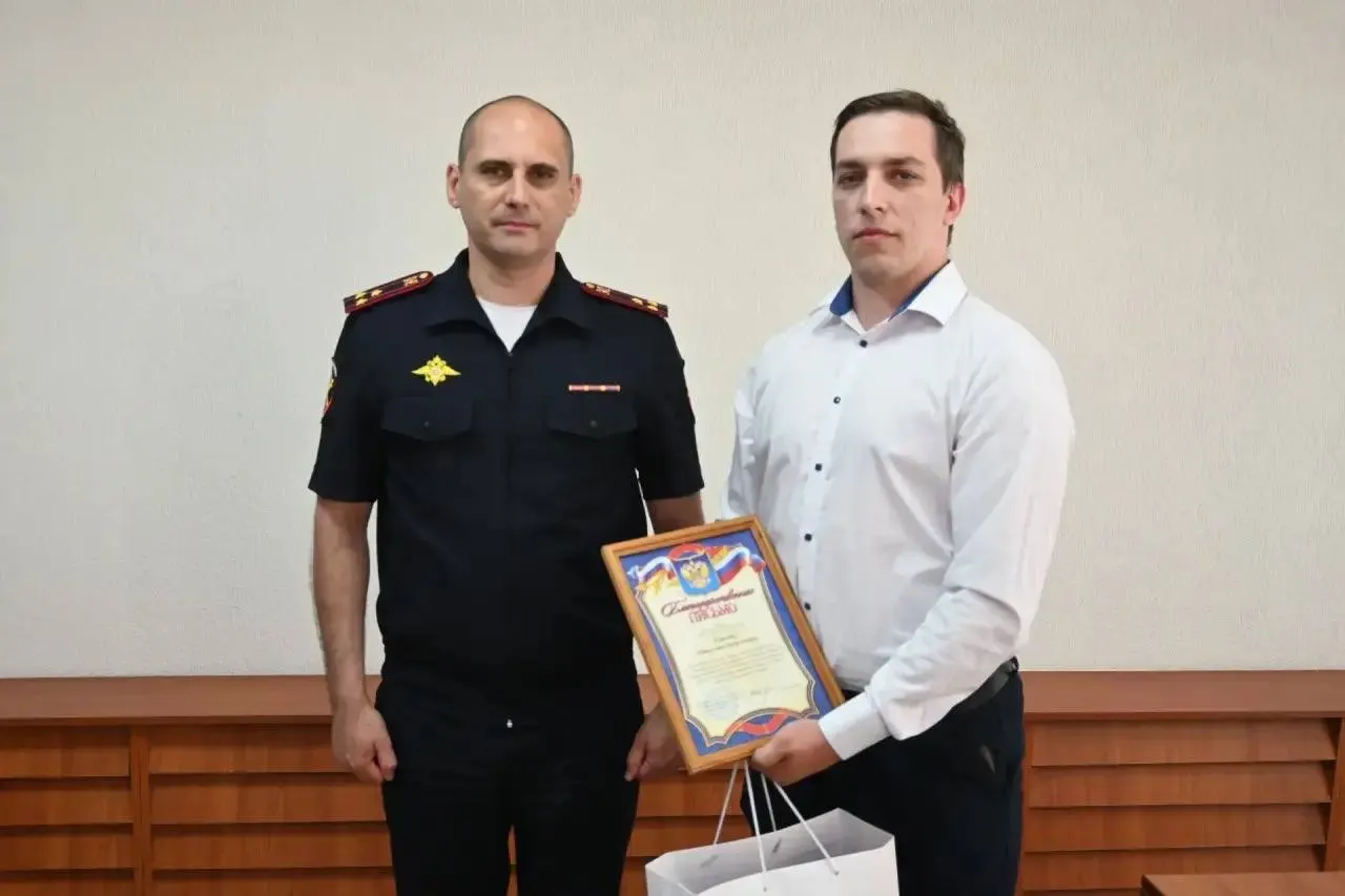 Водитель такси заметил, что пассажирку обманывают по телефону, отвёз её в полицию — передача денег сорвалась, а за бдительность ему вручили благодарственное письмо.