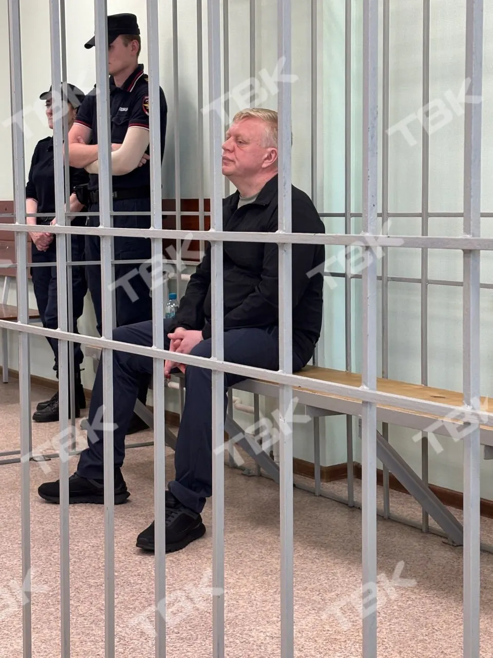 Бывший мэр отсутствовал — его этапировали из Москвы, но в Красноярск ещё не доставили. На заседании присутствовали несколько соучастников; ходатайства родственников о снятии ареста с имущества суд отклонил и продлил арест ещё на полгода.