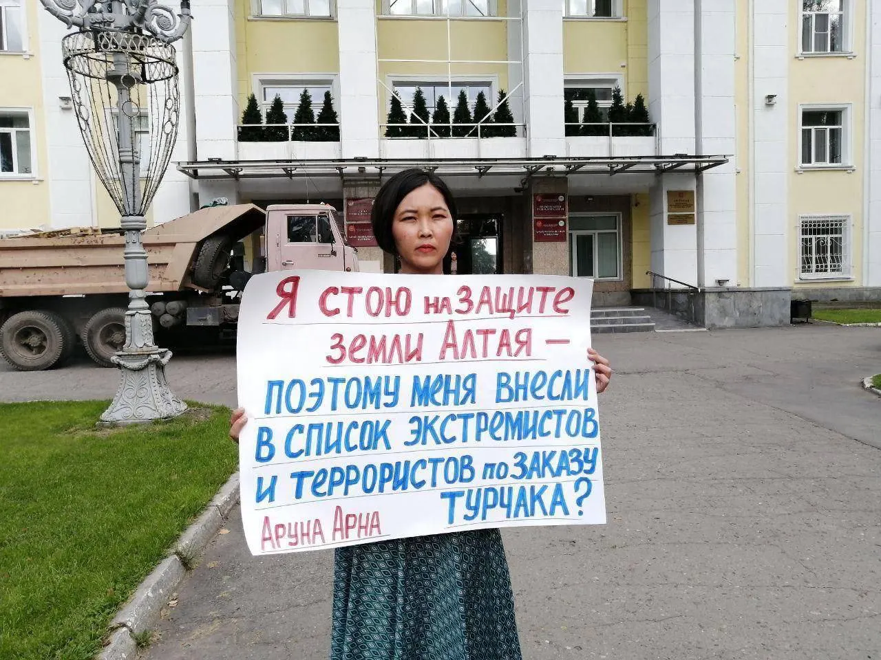 Новосибирский окружной военный суд признал активистку виновной и приговорил к пяти годам колонии общего режима. Ранее её включили в перечень «террористов и экстремистов» и задержали по обвинению в публикации якобы призывающих видео.