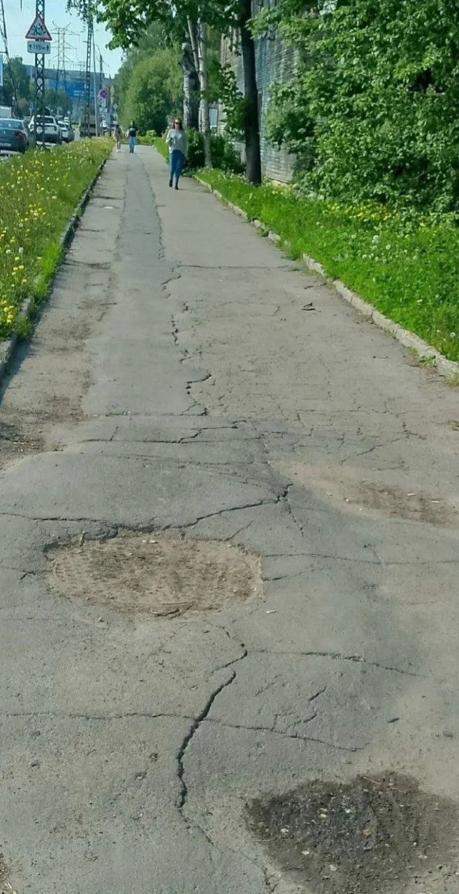Тротуар вдоль Октябрьского проспекта — от Краснофлотской до Мелентьевой — покрыт ямами и трещинами. Местные жители жалуются: пройти сложно, особенно с колясками и для пожилых людей.