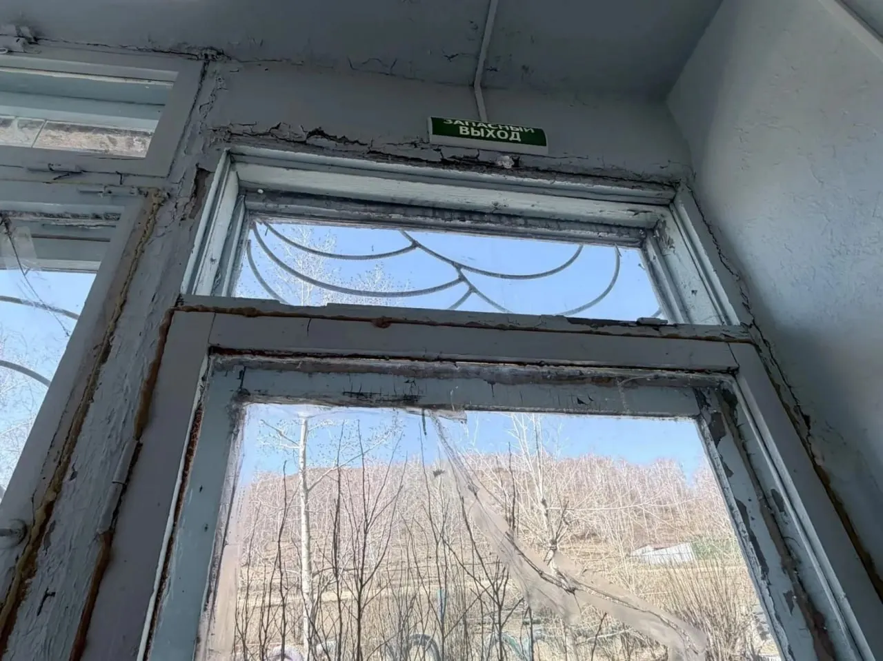 Персонал и родители детского сада «Алёнушка» обращаются к властям: нужны замена окон, ремонт отопления, сантехники и полов. Включить сад в программу капремонта обещают не раньше 2028 года, до этого действует предписание Роспотребнадзора.