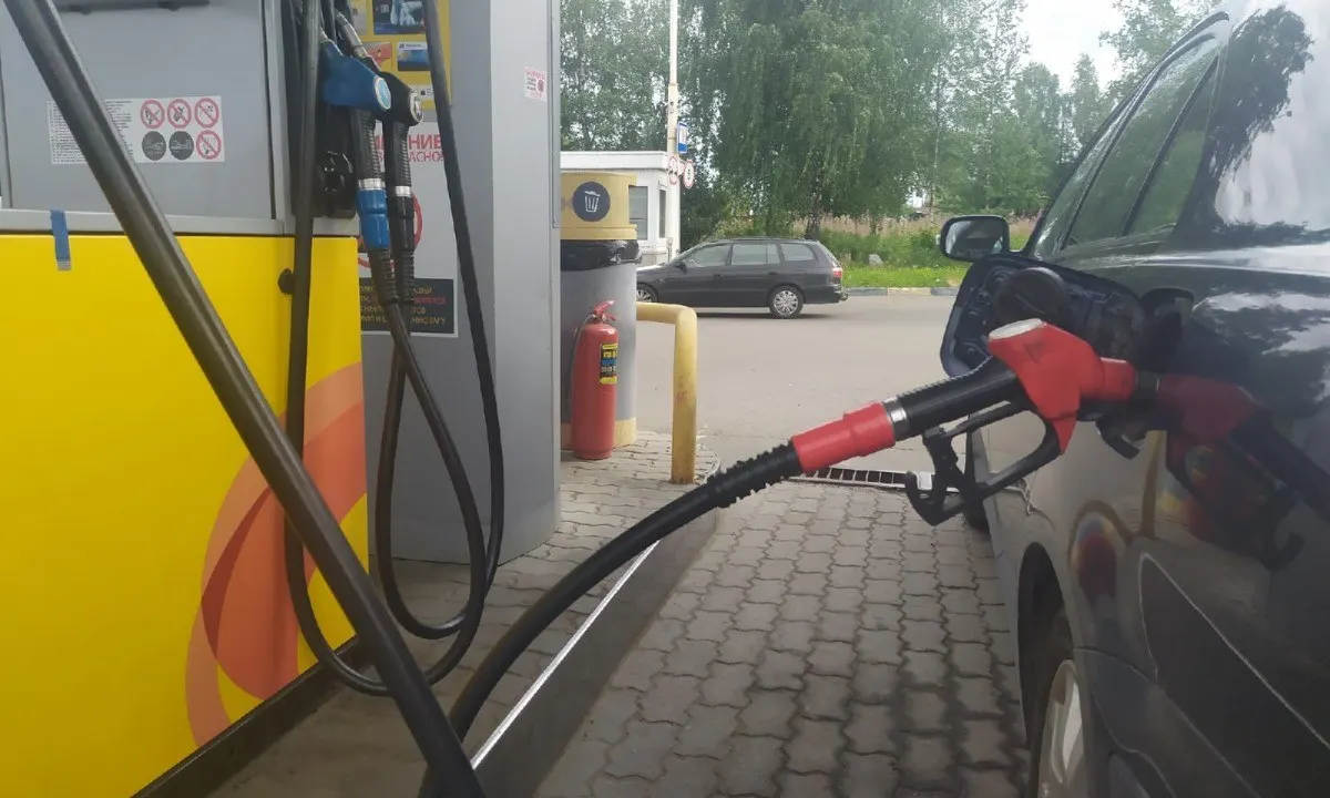На некоторых автозаправках Беломорска установили ограничения: не более 60 л АИ‑95 и 90 л АИ‑92 в одни руки. Дизель продают без ограничений. В городских торговых точках и на заправках просят расплачиваться наличными из‑за сбоев мобильного интернета.