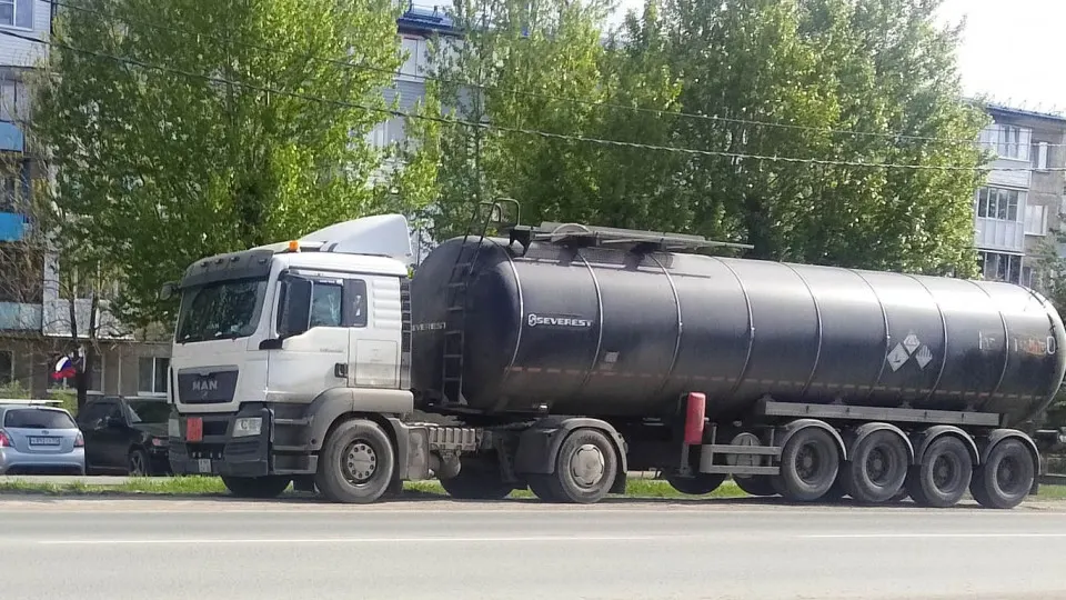 Власти республики предупредили, что съёмка и публикация видео с бензовозами может повлечь уголовные дела. Ограничения вводятся на фоне дефицита топлива после ударов по нефтеперерабатывающей инфраструктуре и логистике.