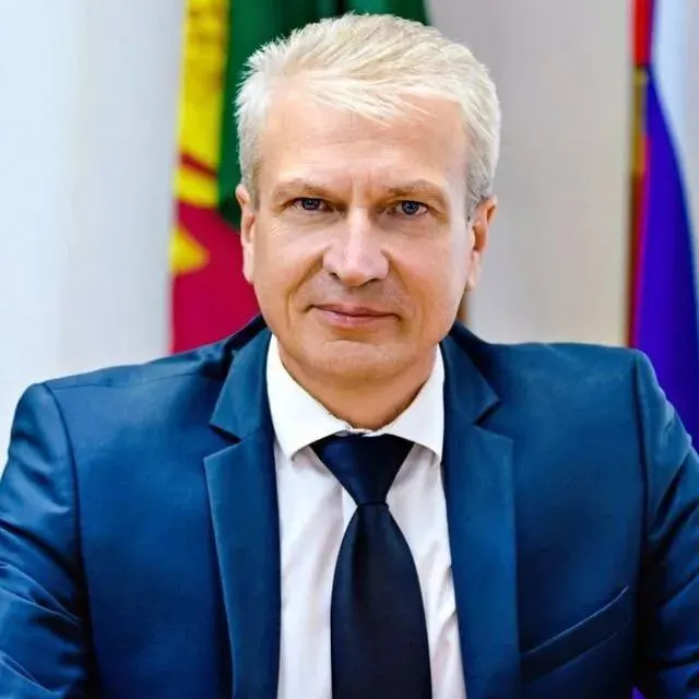 Андрей Волненко объявил о добровольной отставке — причиной он назвал формальный конфликт интересов в связи с работой родственника в подрядной организации, обслуживавшей бюджетные учреждения района.