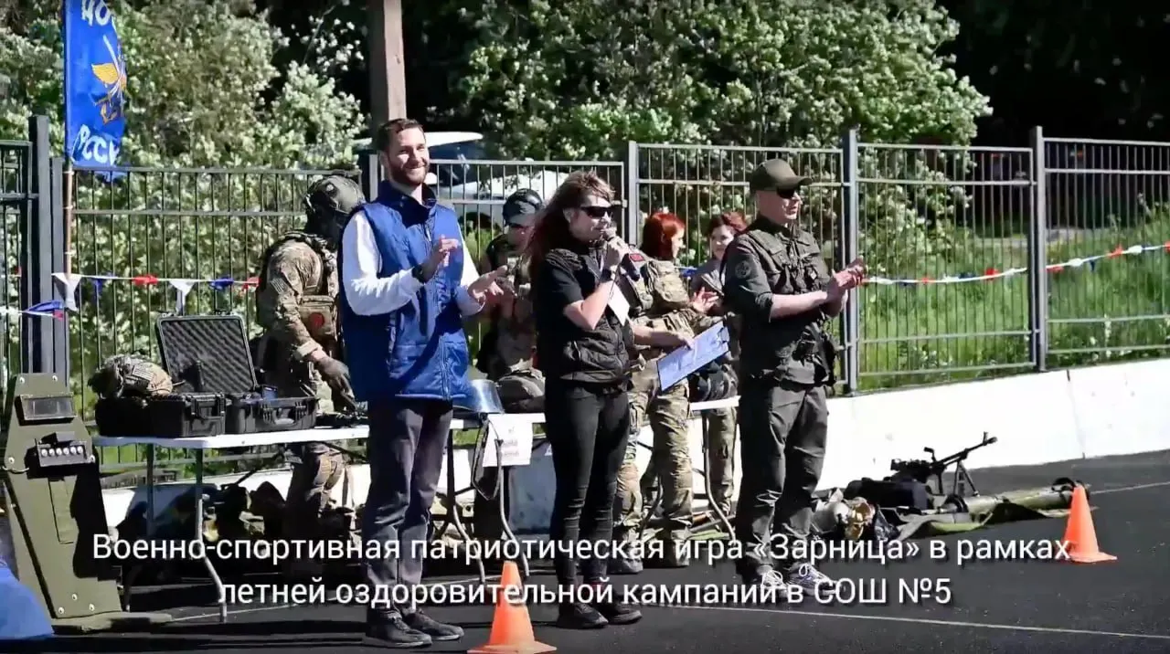 В лагере при школе №5 прошёл военно‑патрриотический день: люди в форме привезли оружие, экипировку и рассказывали о «героях СВО». Родители заявляют, что их не предупредили и не просили согласия на съёмку детей.