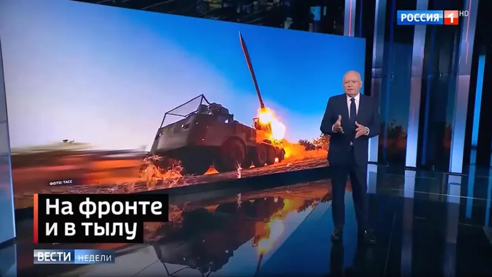 Утренние эфиры федеральных телеканалов практически не отреагировали на массированную атаку беспилотников на Москву 22 июня. Это уже четвертый налёт за неделю: по данным мэрии, за один рейд было сбито порядка 80 дронов; ранее фиксировали сотни беспилотников и серьёзные пожары на НПЗ и в торговых центрах.
