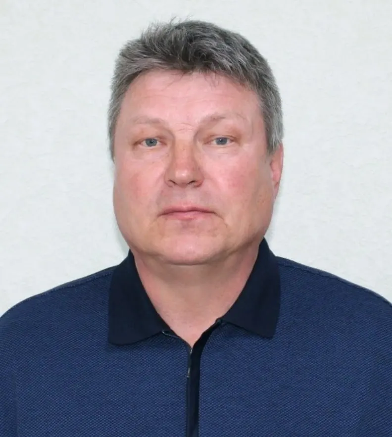Активистка утверждает, что частный хостел, оформленный на сына директора муниципального спортивного комплекса и депутата, получает преимущества от соседства с ФОКом; прокуратура нарушений не обнаружила, а проверку не провели.