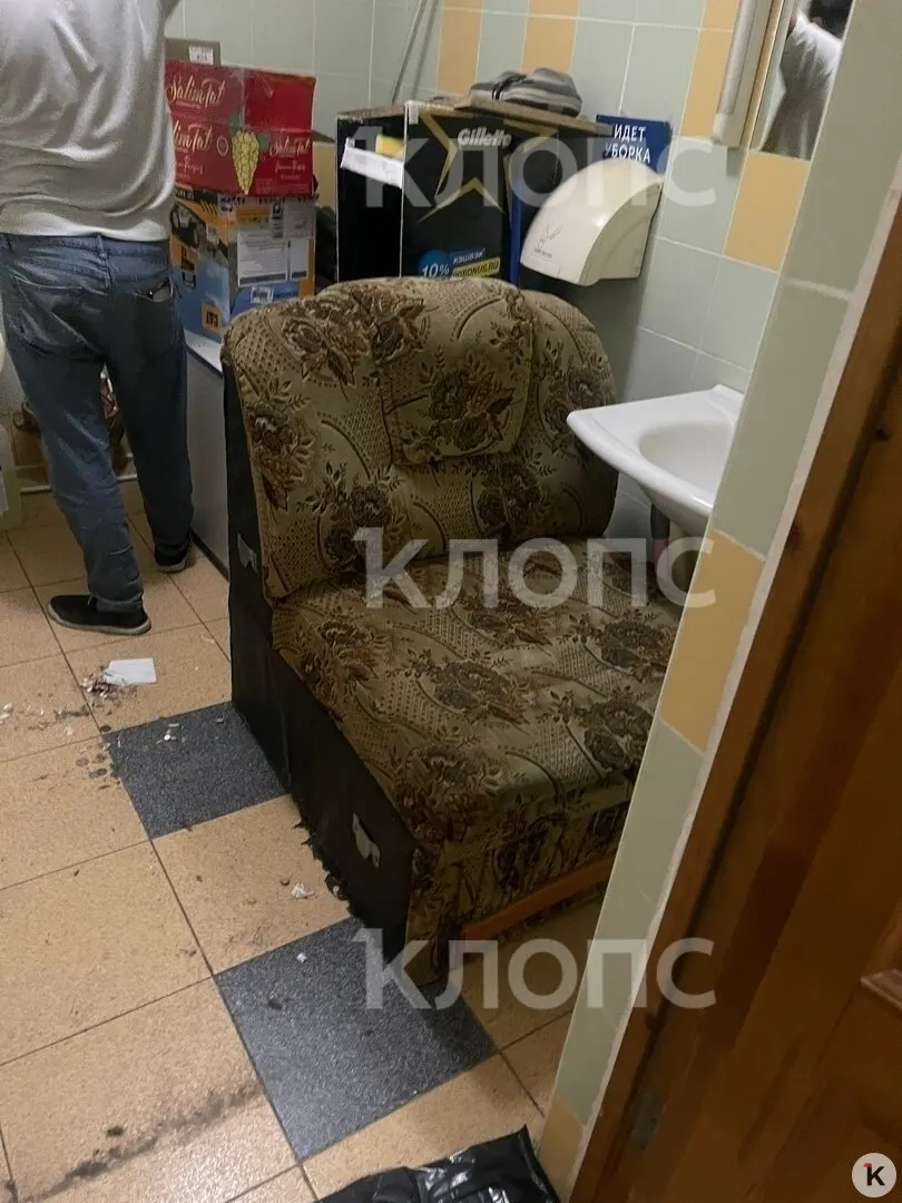 В Калининграде женщина в инвалидной коляске не смогла воспользоваться санузлом для людей с ограниченными возможностями: помещение оказалось закрыто и использовалось для отдыха персонала и хранения уборочного инвентаря. Внутри были грязь и тараканы. Администрация заявляет о планах реновации.