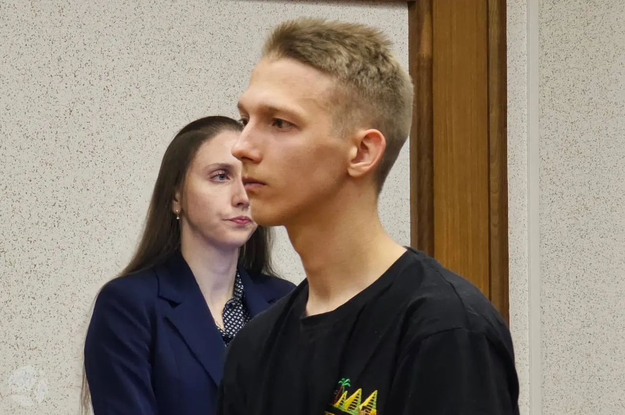 Свердловский областной суд в Екатеринбурге признал 19‑летнего работника склада виновным в реабилитации нацизма и назначил штраф 45 тыс. руб. плюс запрет администрирования сайтов на 2 года 6 месяцев.