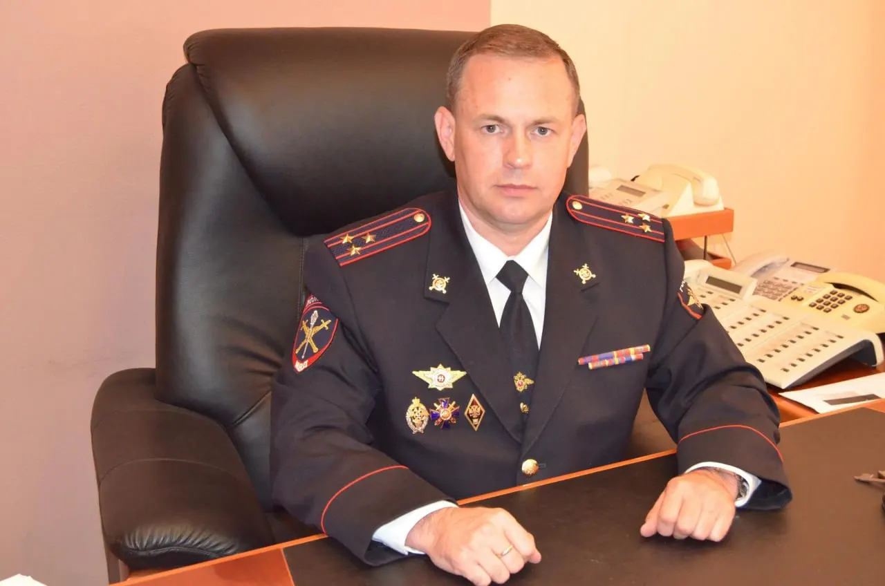 Дмитрий Свинов ушёл в отпуск 14 мая и на работу не вернулся — в ведомстве сообщили о переводе в распоряжение МВД в связи с переходом на новое место несения службы. Временно исполняющим обязанности назначен полковник Константин Кремнев.