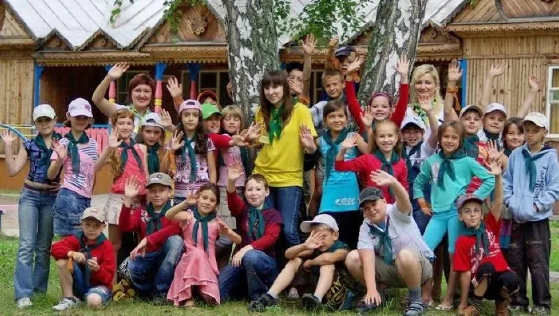 В регионе к сезону готовы 60 загородных оздоровительных и 835 школьных дневных лагерей; на площадках провели обработку от клещей, а программы включают экологические и научные смены, спортивные активности.