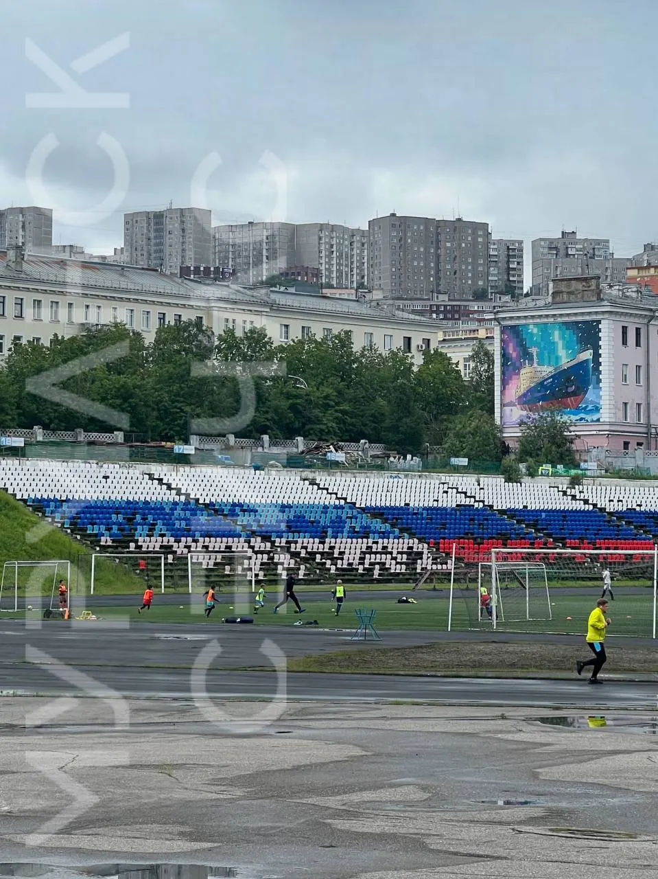 Жители Мурманска заметили, что на стадионе отсутствуют кресла и разбросан строительный мусор. Объект работает, но находится в частной собственности, у владельцев — судебные и финансовые проблемы, а планы реконструкции свыше 8 млрд рублей пока не реализованы.