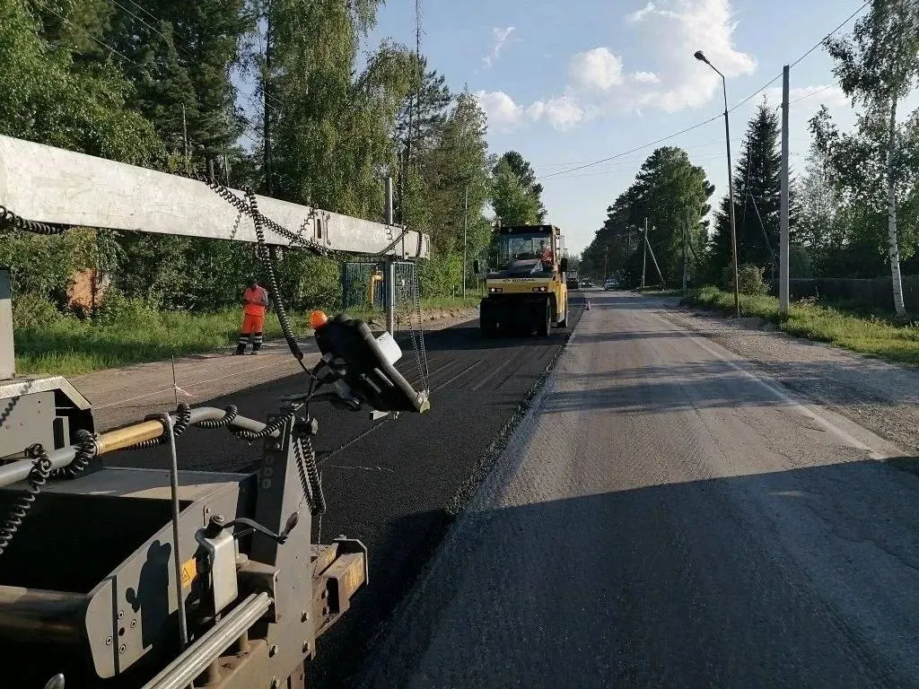На участке между Колпашевом и деревней Маракса приступили к ремонту 10 км автодороги: демонтировано старое покрытие, уложен выравнивающий слой асфальтобетона. Работы планируют завершить к середине сентября.