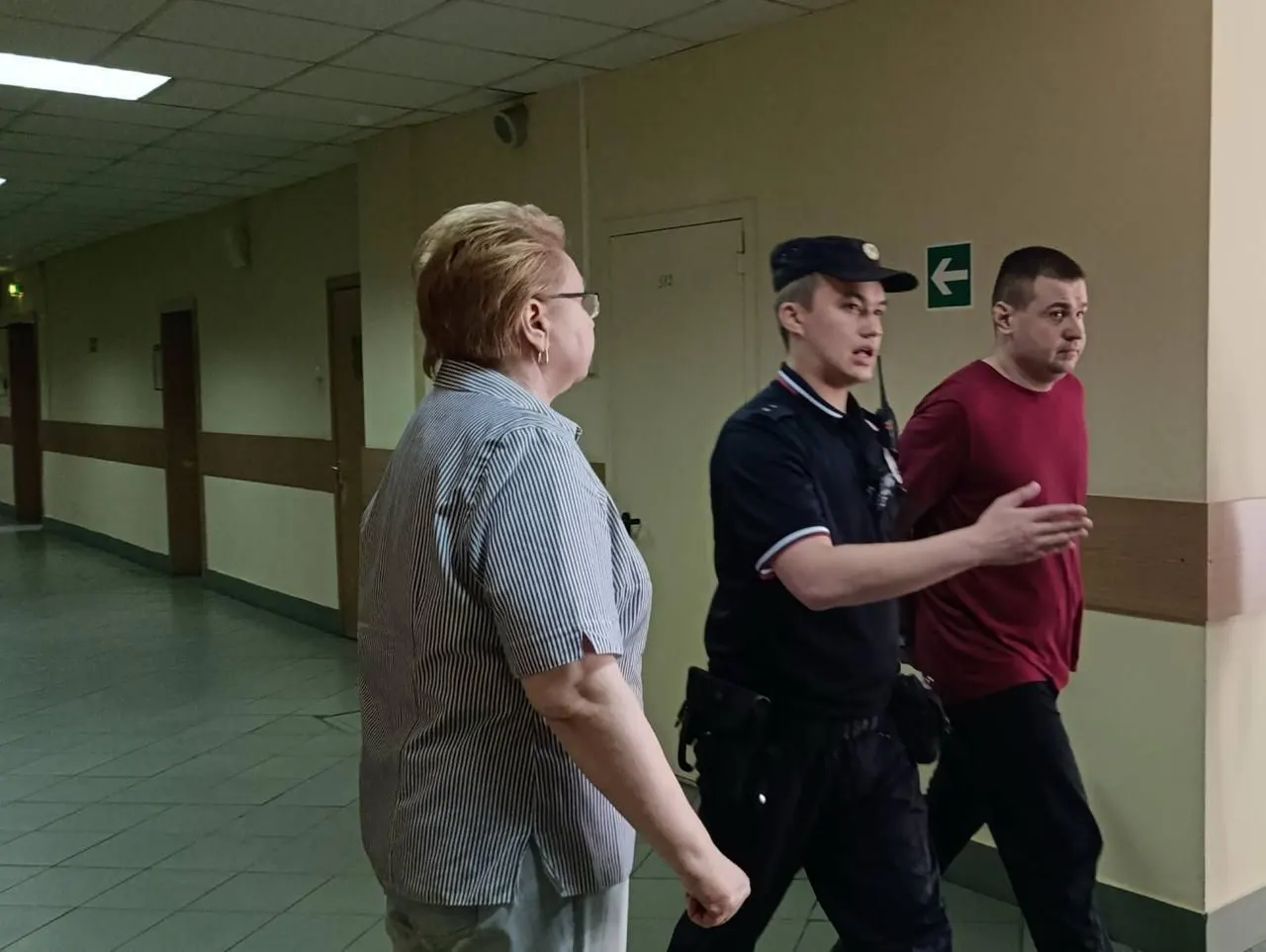 Головинский районный суд Москвы признал 35‑летнего курьера виновным в распространении «фейков» о войне и назначил шесть лет колонии общего режима; также ему на три года запретили администрировать сайты.