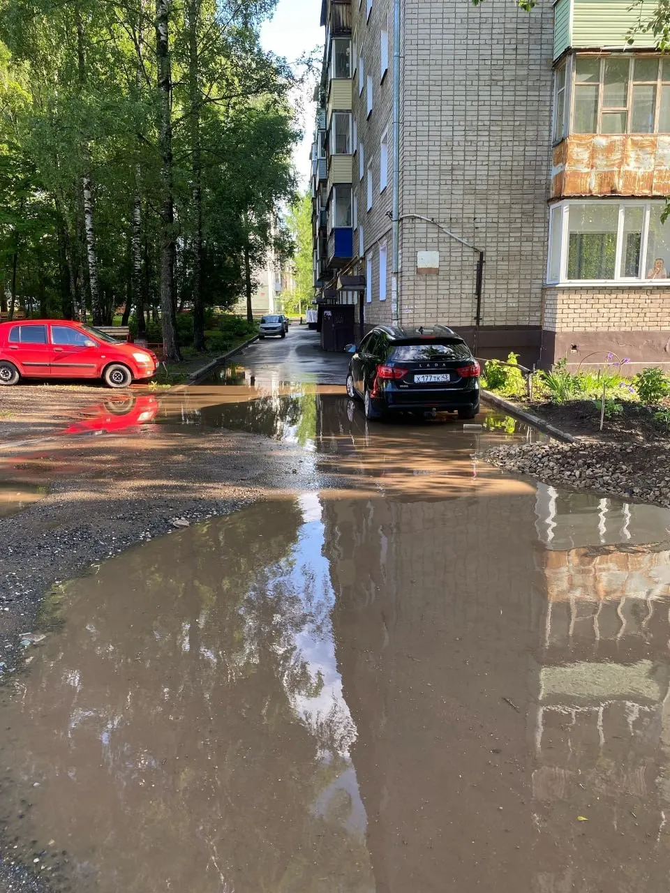 После дождя во дворах по адресам Сурикова, 13б и Попова, 14а/14б образуются обширные лужи — пройти или проехать по двору невозможно, а ответственность за ремонт перекладывают на жильцов.