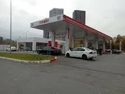 Автомобилисты сообщили об отсутствии АИ‑95 на одной из заправок города: в продаже оставались АИ‑100, АИ‑92 и дизель, а в компании подтвердили временные перебои.