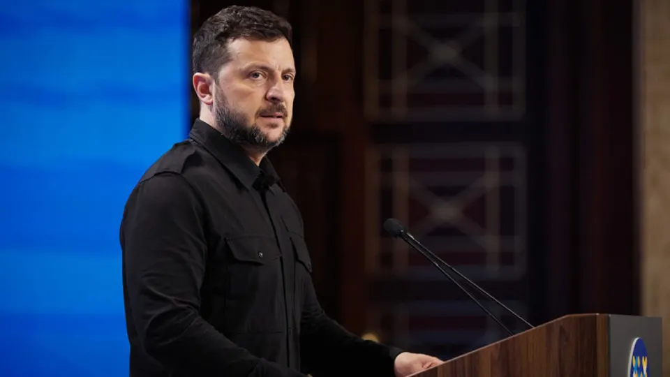 По словам президента Украины, ретрансляторы на территории Беларуси перестали работать 22 июня. Киев отслеживает ситуацию и ежедневно получает доклады; ранее Зеленский требовал от Минска демонтировать оборудование.