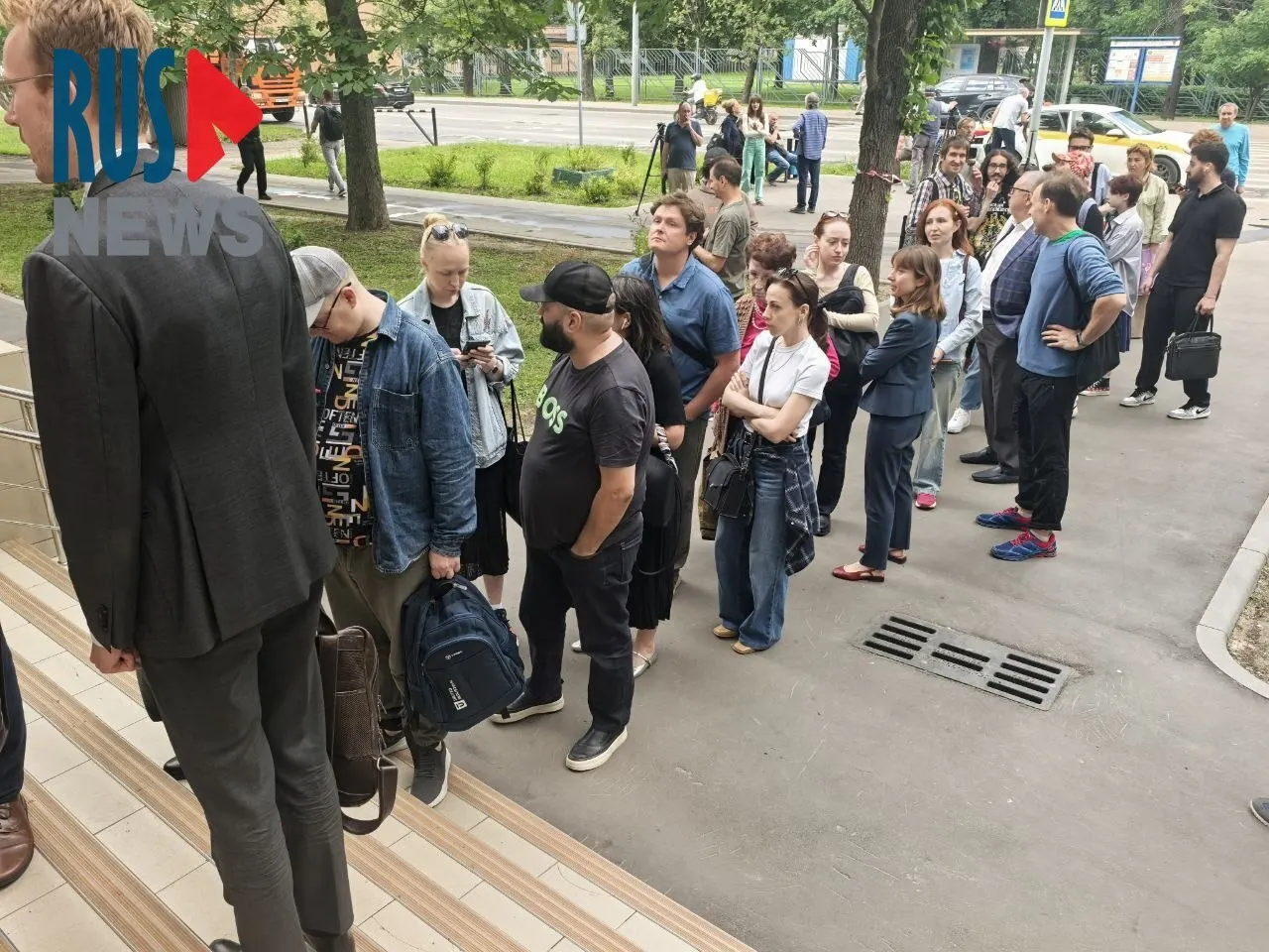Около сотни человек пришли поддержать Круглова: правозащитники, политики и дипломаты. Ему инкриминируют «публичное распространение фейков» о ВС РФ, ему грозит до 10 лет лишения свободы.