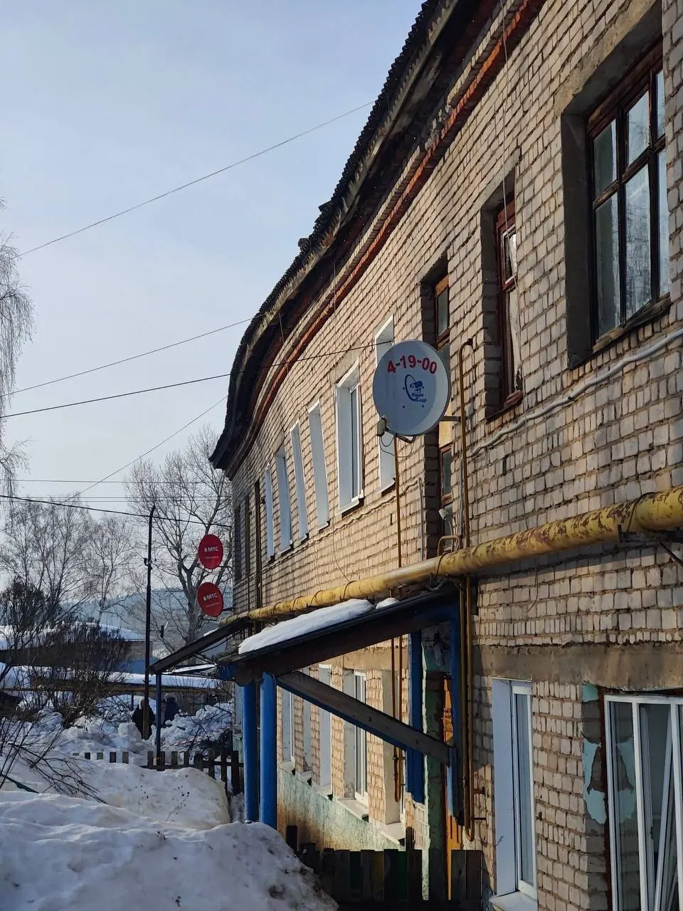 Председатель Следственного комитета потребовал доклад по уголовному делу о нарушении прав жителей двухэтажного аварийного дома в селе Уральский: более 10 семей остались без жилья, выплаты компенсаций затягиваются.
